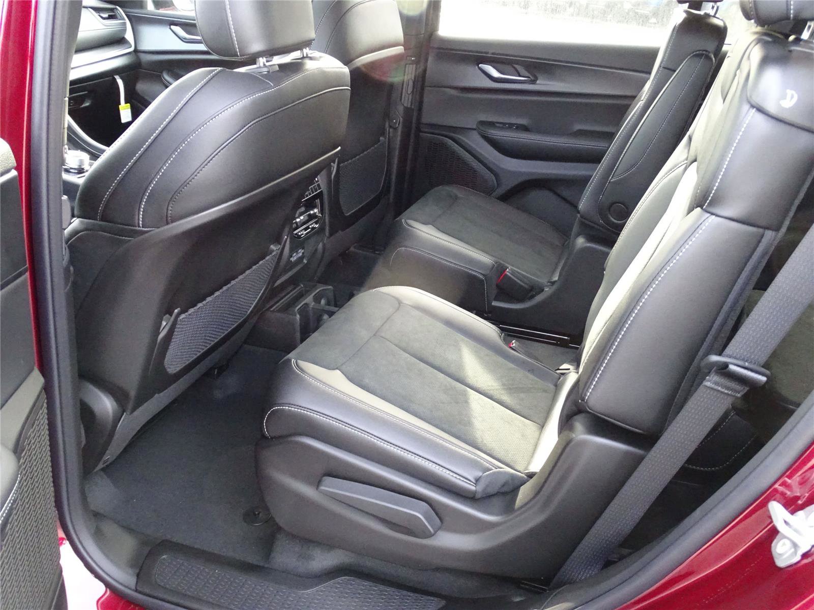 Used 2025 Jeep Grand Cherokee L Altitude image 22