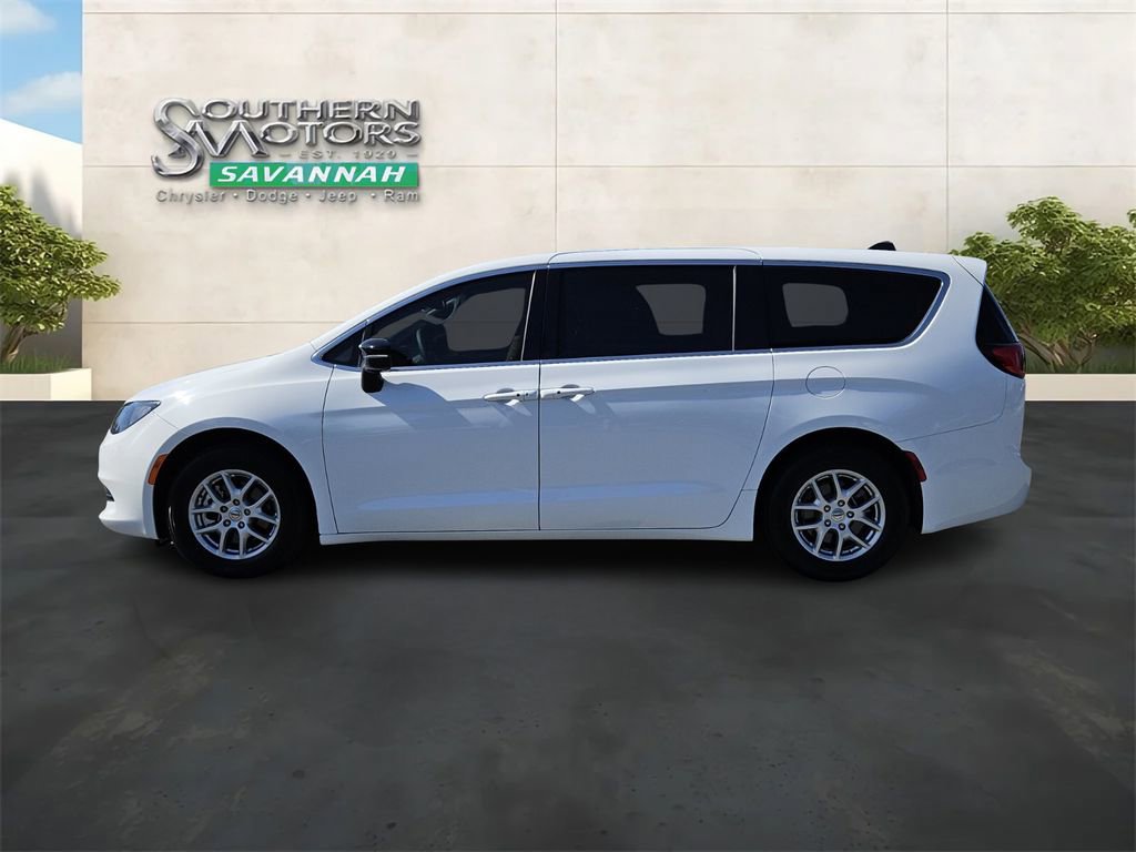 Used 2025 Chrysler Voyager LX FWD image 2