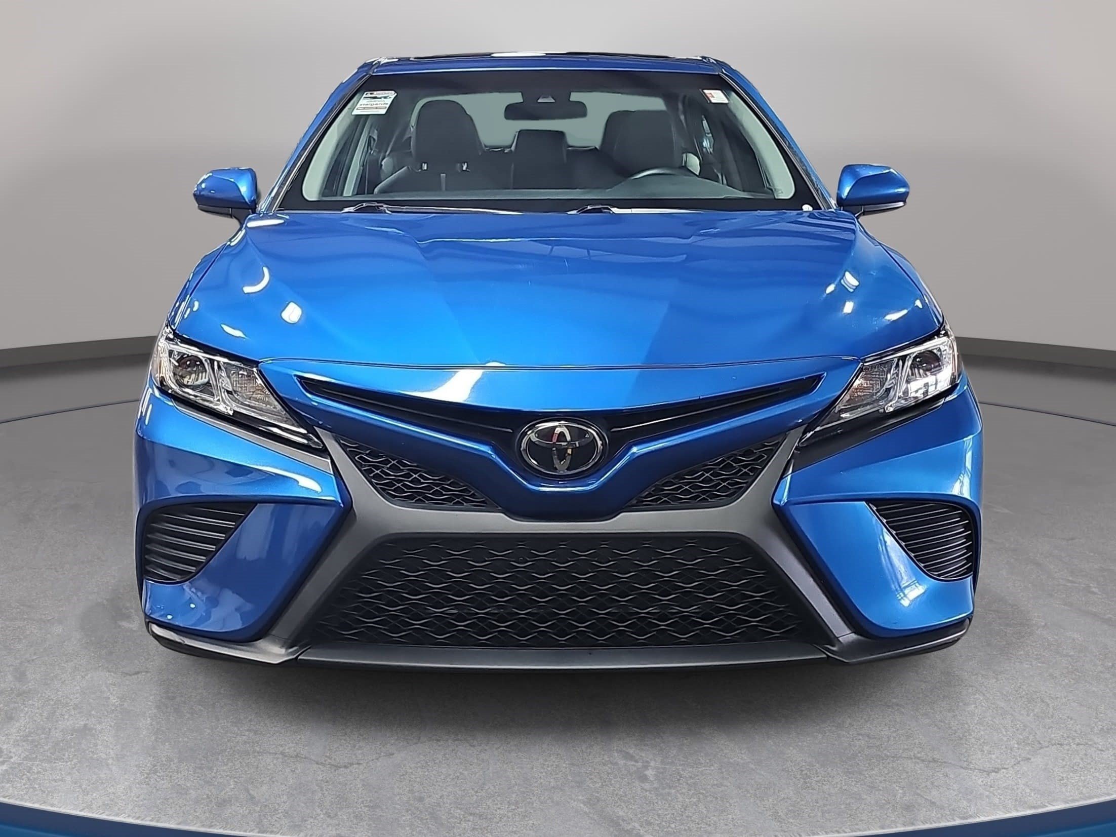 Used 2018 Toyota Camry SE w/ Moonroof Package FWD image 2