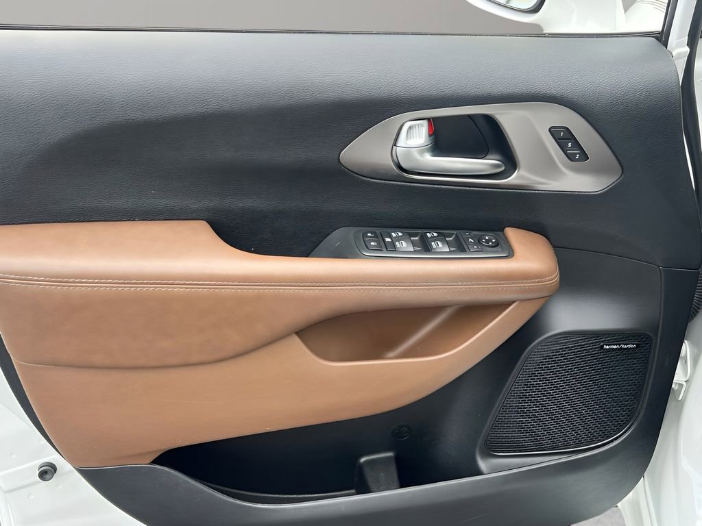 Used 2018 Chrysler Pacifica Limited FWD image 9