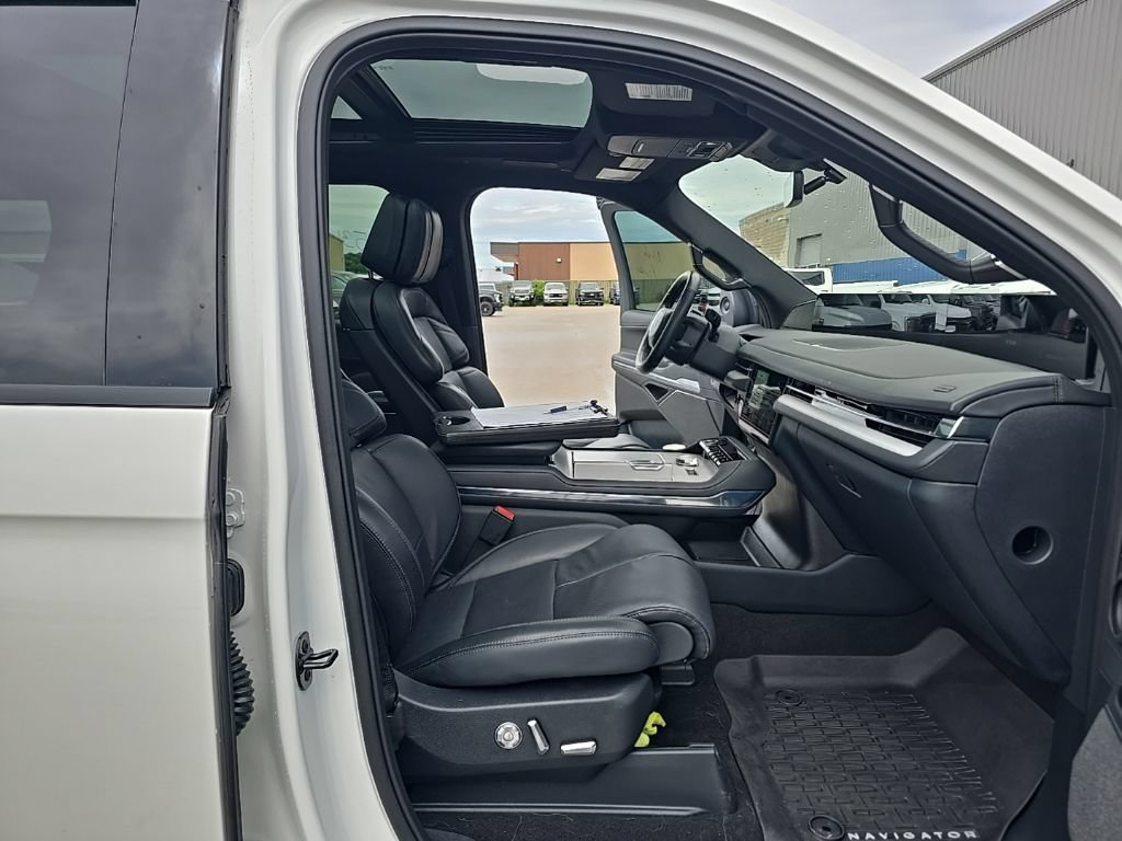 Used 2025 Lincoln Navigator L Reserve w/ Jet Appearance Package AWD/4WD image 24