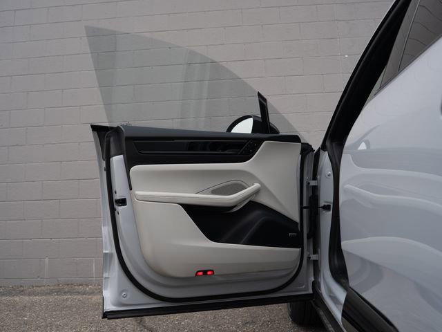 Certified 2025 Porsche Macan 4 Electric image 16