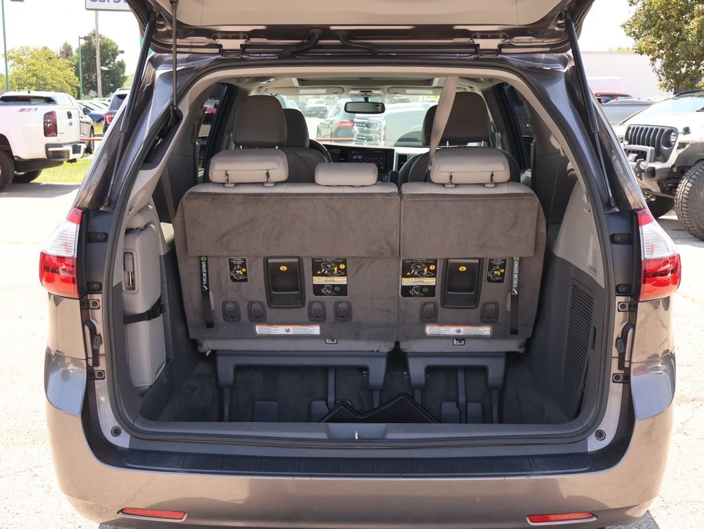 Used 2017 Toyota Sienna XLE FWD image 7