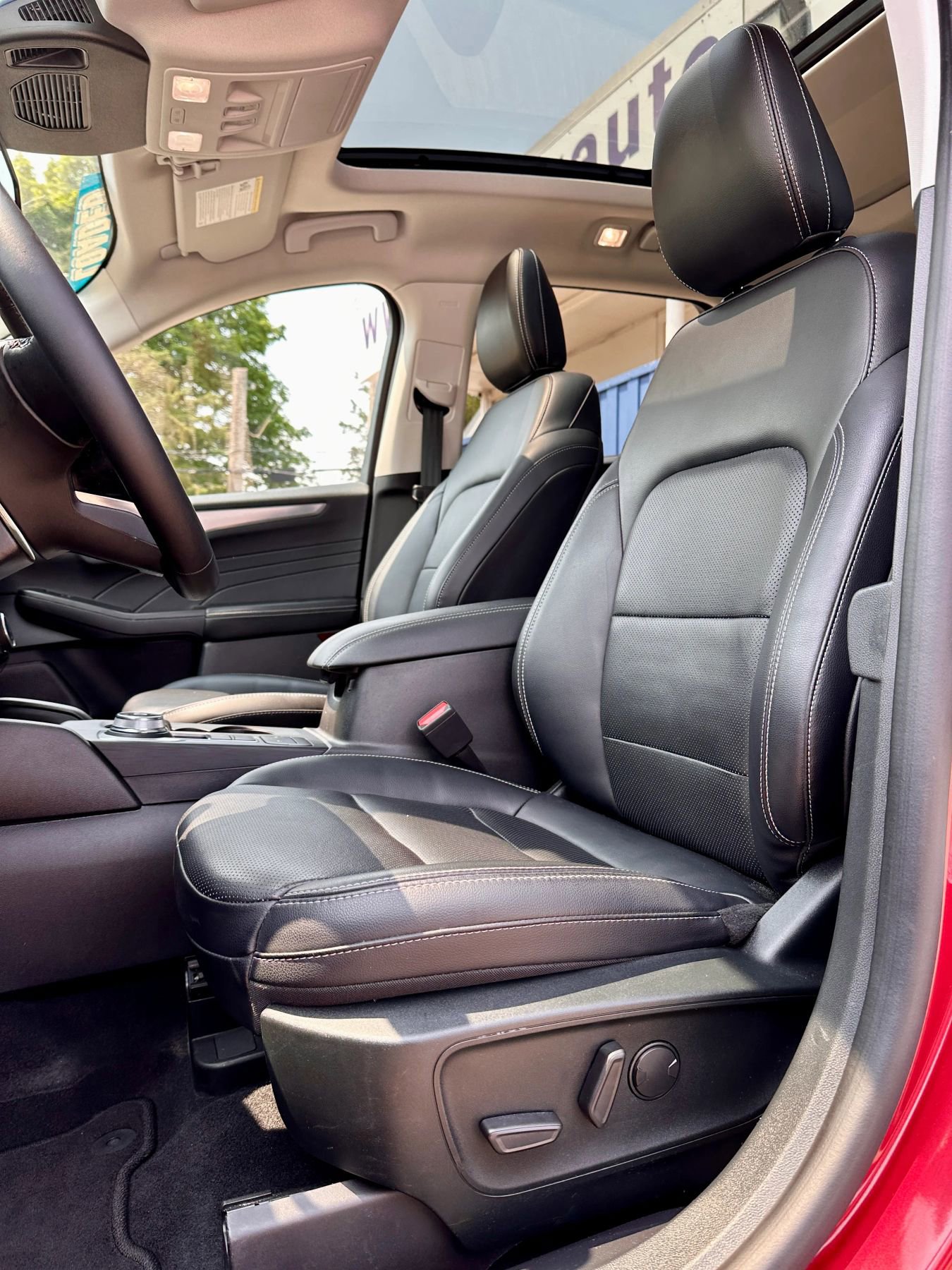 Used 2022 Ford Escape Titanium image 5