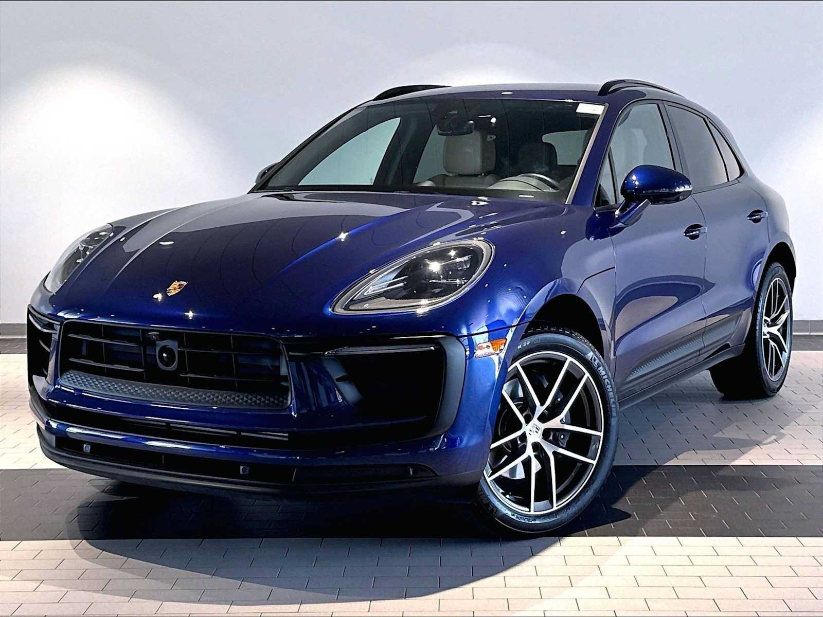 Used 2025 Porsche Macan w/ Smoking Package