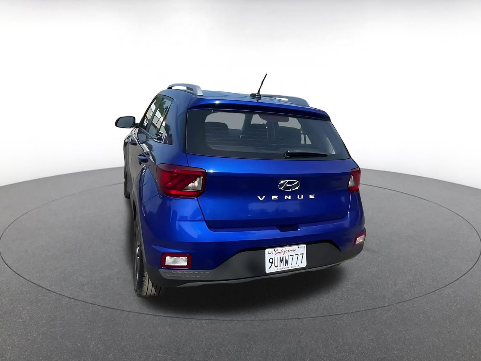 Used 2025 Hyundai Venue SEL image 11
