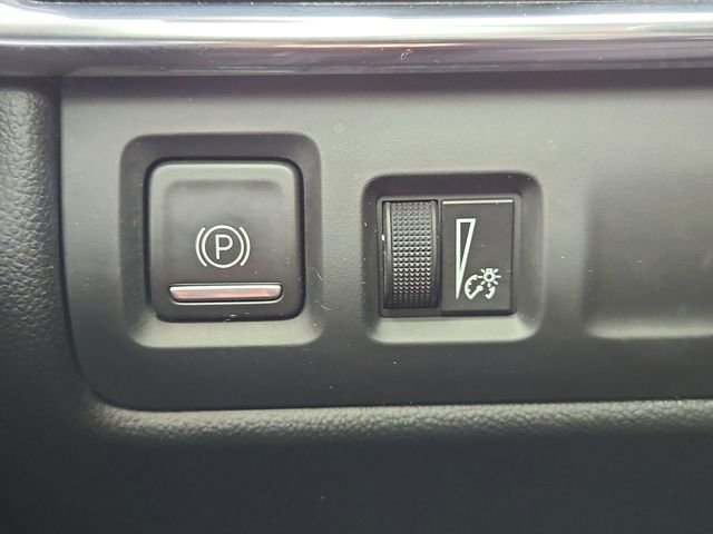 Used 2021 Cadillac XT4 Premium Luxury w/ Cold Weather Package image 17