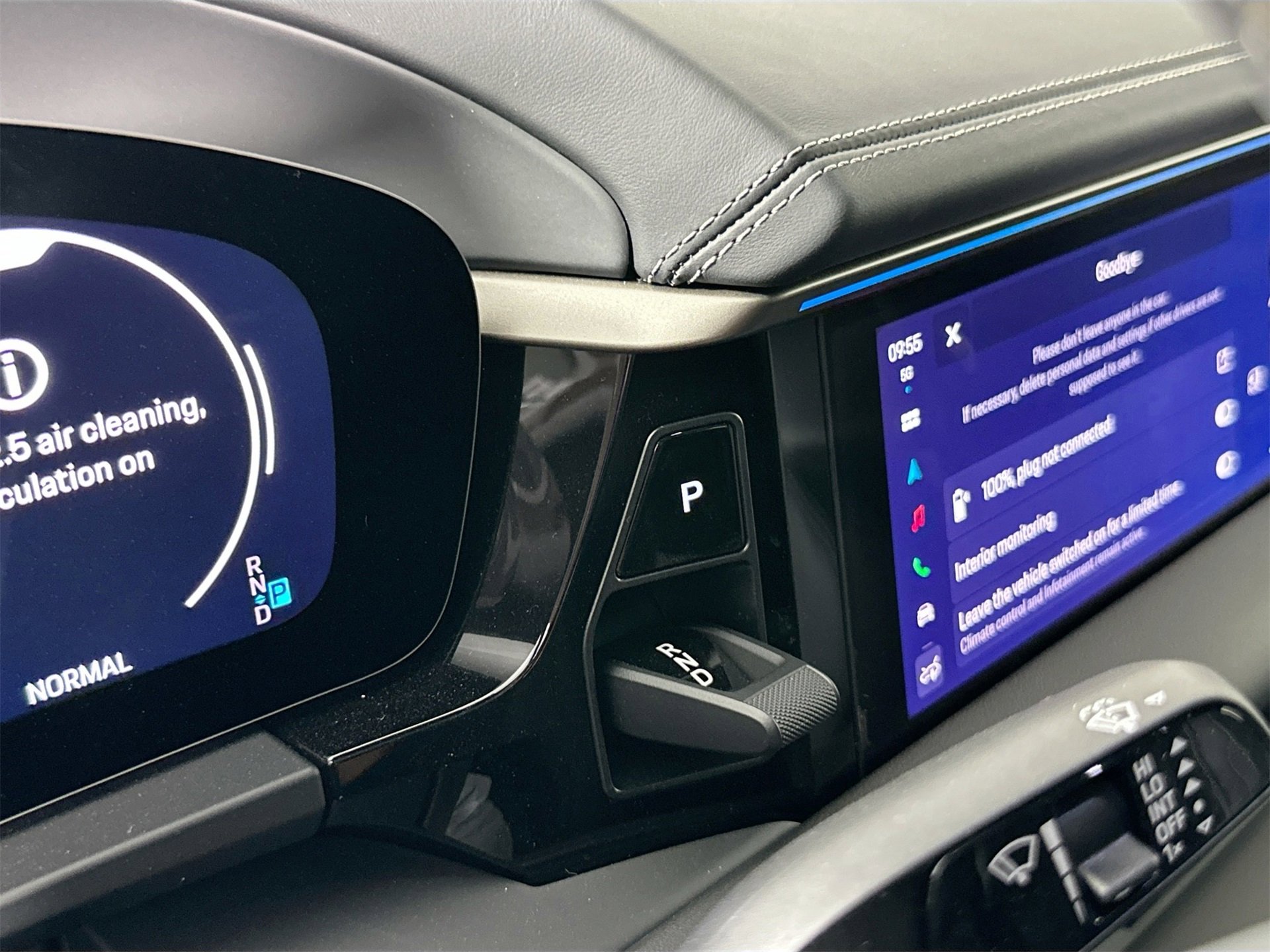 Certified 2025 Porsche Macan Turbo Electric image 37