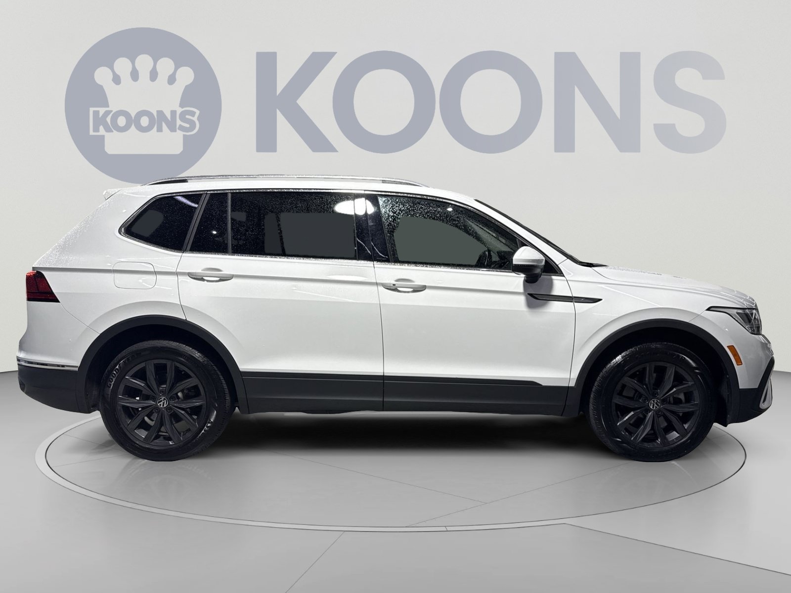 Used 2024 Volkswagen Tiguan SE w/ Panoramic Sunroof Package AWD/4WD image 13