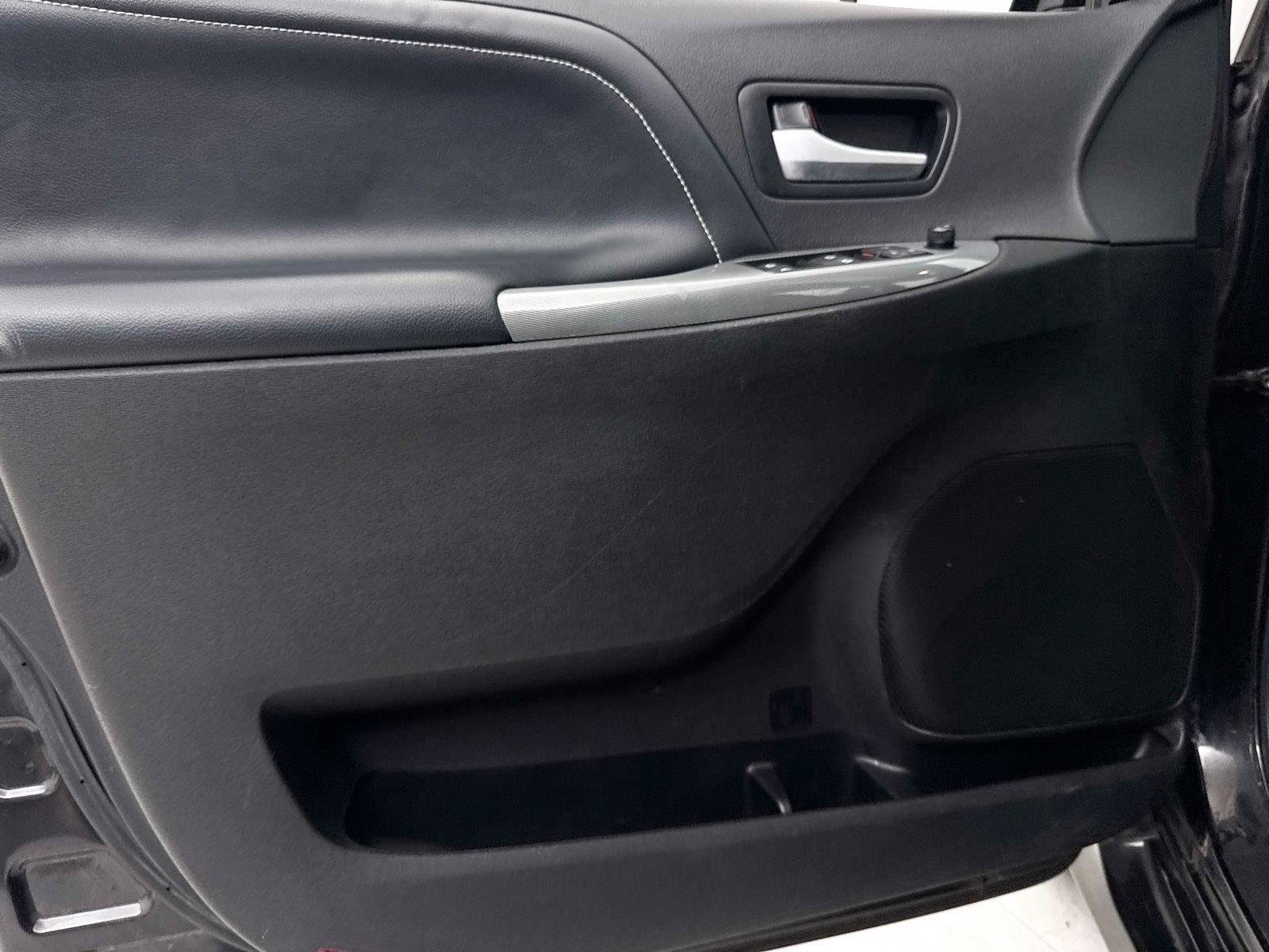 Used 2017 Toyota Sienna SE Premium FWD image 24