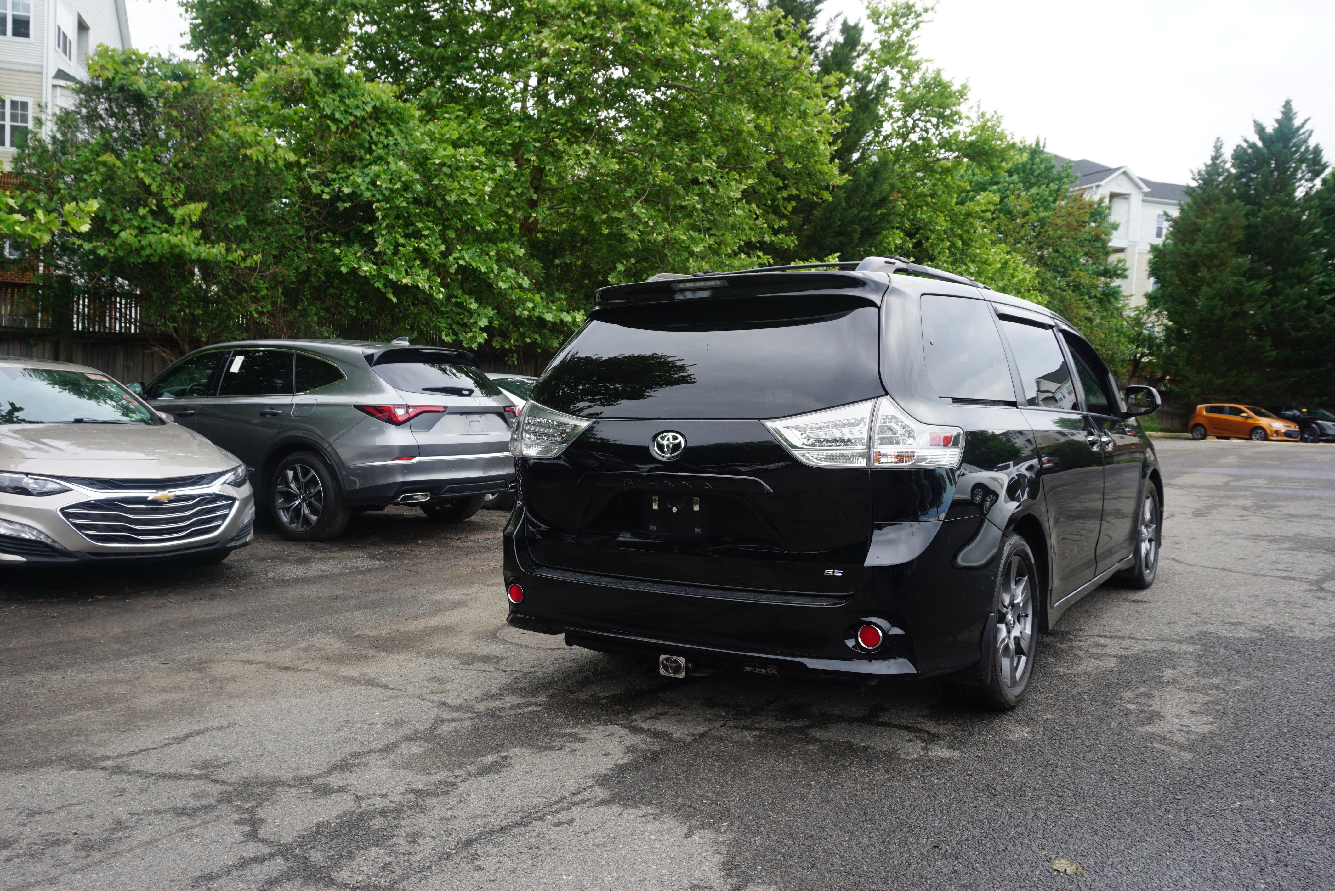 Used 2017 Toyota Sienna SE w/ SE Preferred Package FWD image 4