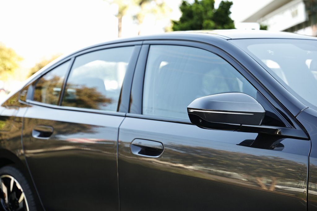 New 2026 BMW 550e xDrive w/ Premium Package image 5