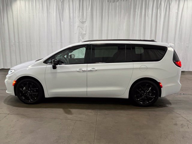 Used 2025 Chrysler Pacifica Limited FWD image 7