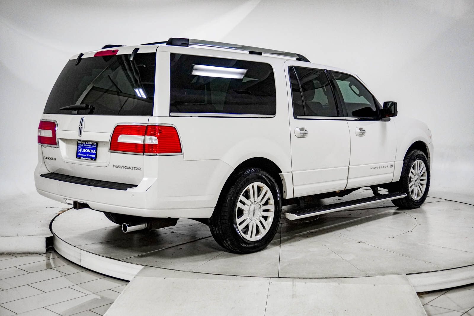 Used 2011 Lincoln Navigator L 4WD image 11