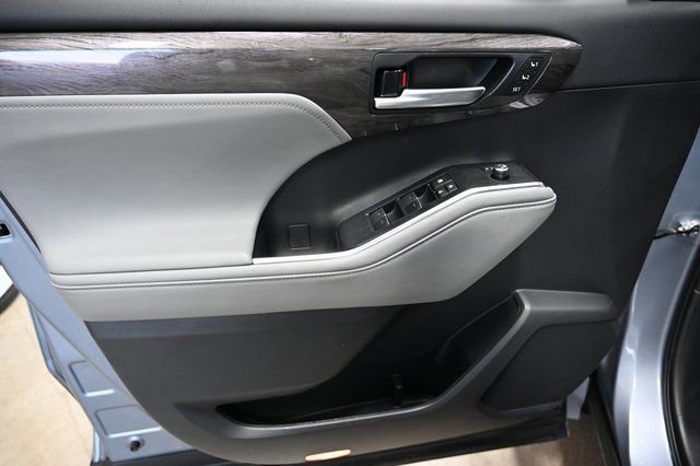 Used 2023 Toyota Highlander Limited image 29