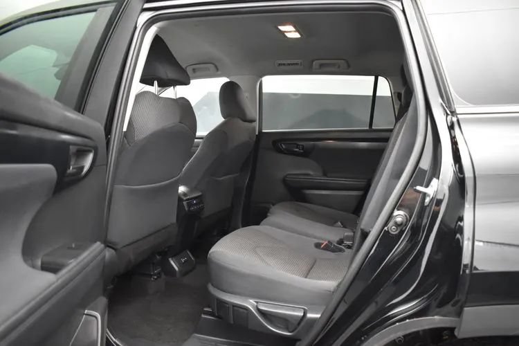 Used 2025 Toyota Highlander LE FWD image 16