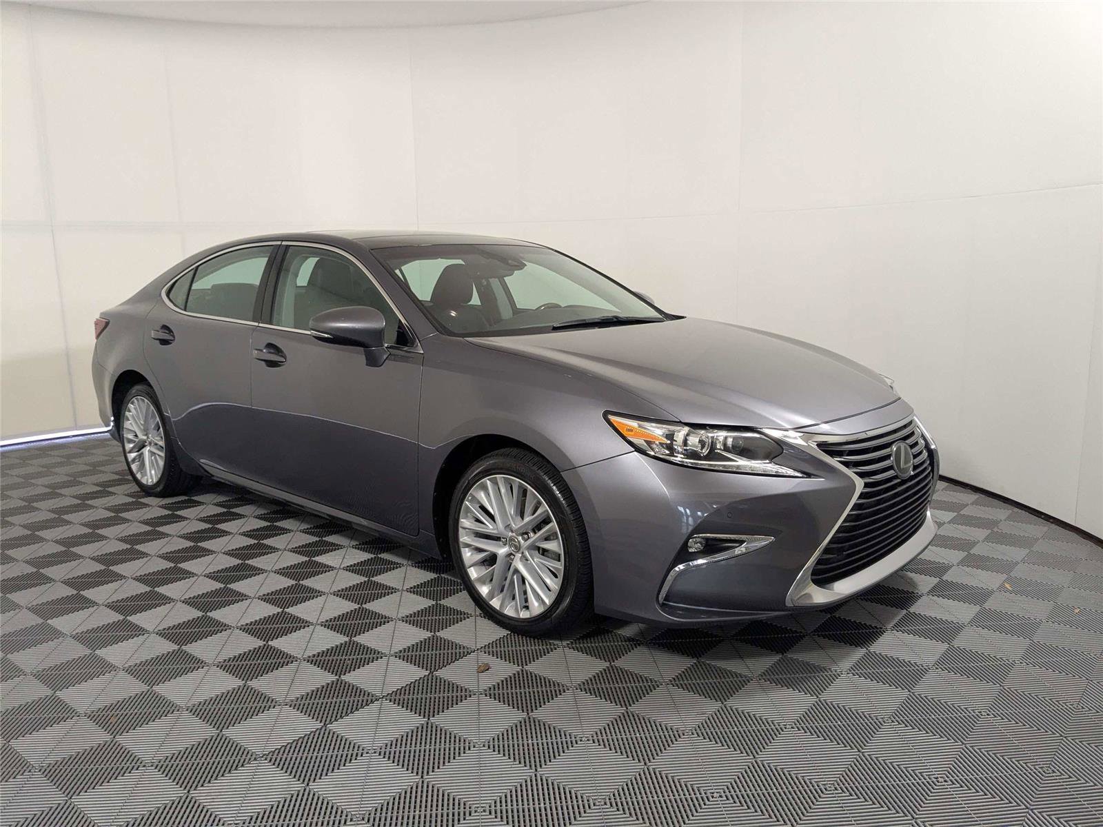 Used 2016 Lexus ES 350 w/ Luxury Package w/Wood Trim image 3