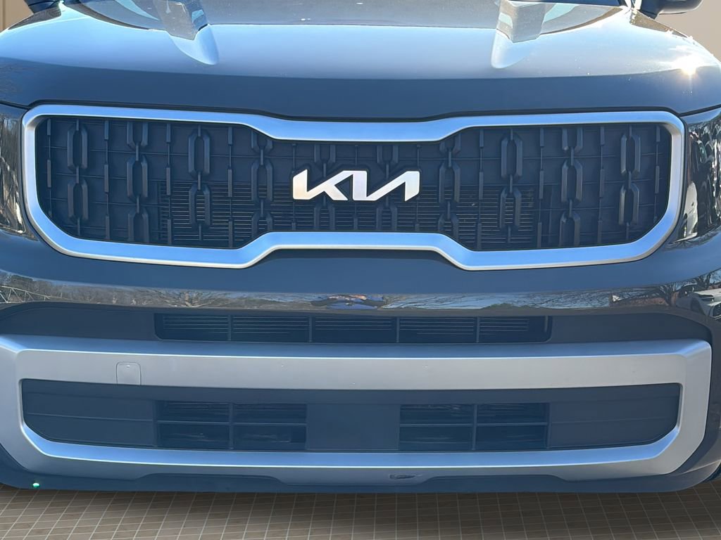 Used 2024 Kia Telluride EX w/ EX Captain's Chair Package image 9