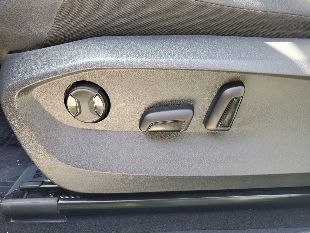 Used 2023 Volkswagen Tiguan SE R-Line image 22