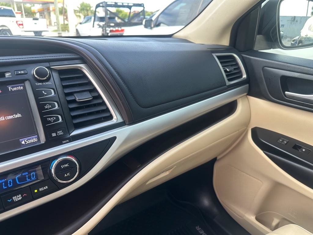 Used 2017 Toyota Highlander XLE FWD image 23
