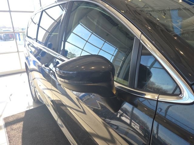 Used 2023 Chrysler Pacifica Touring-L image 6