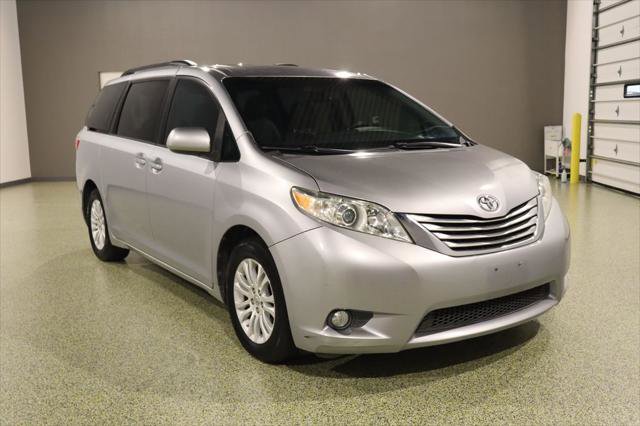 Used 2017 Toyota Sienna XLE Premium image 1
