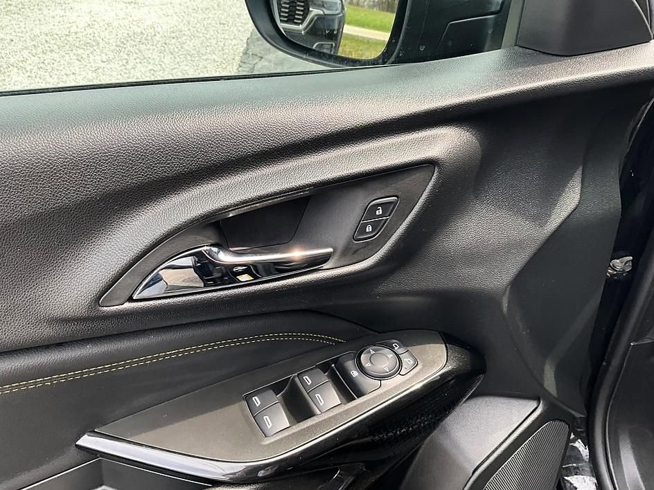 Used 2024 Chevrolet Trax LT w/ Sunroof Package image 12