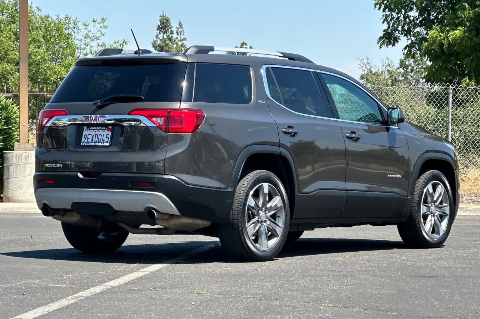 Used 2019 GMC Acadia SLT w/ LPO, Cargo Package FWD image 2