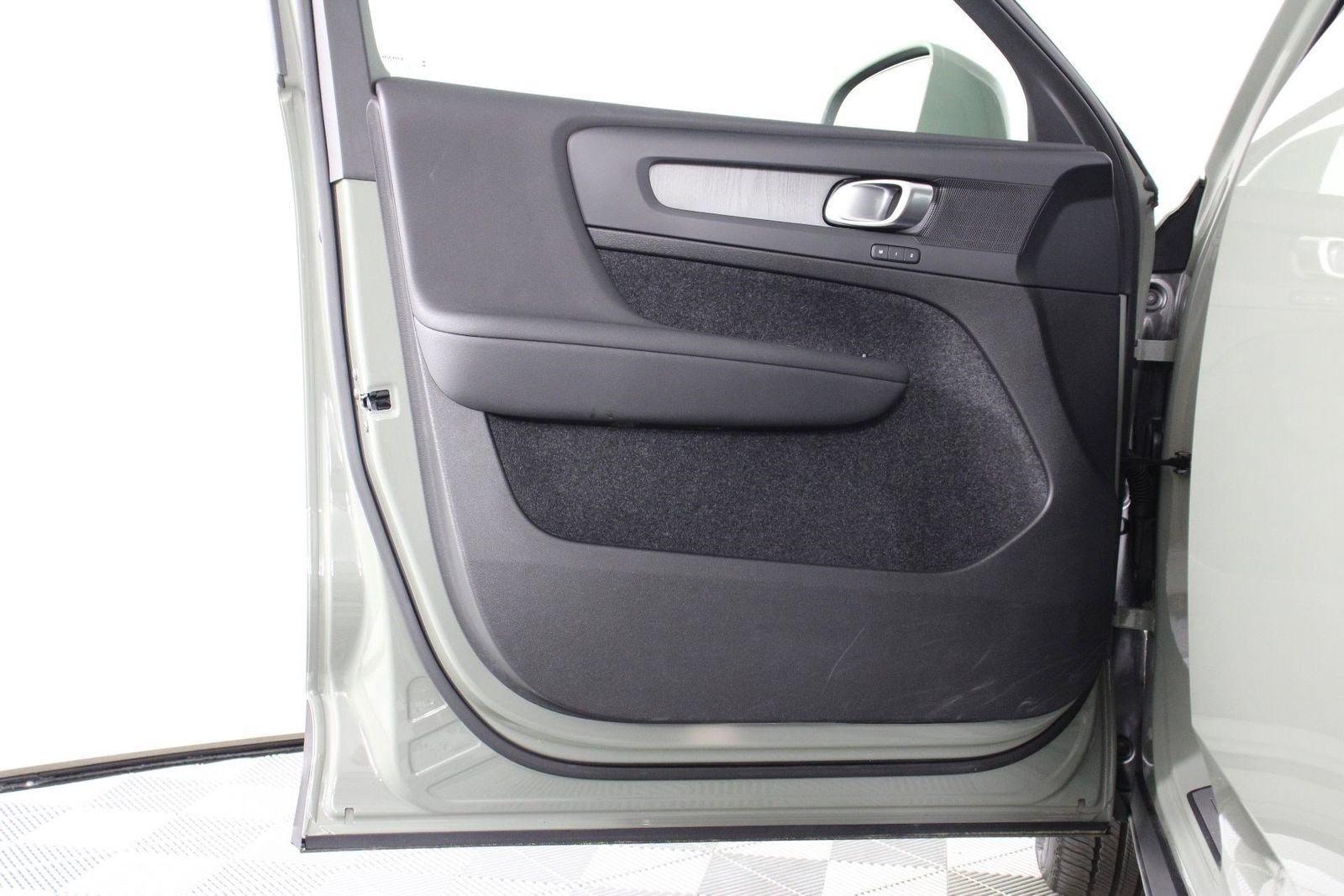 Certified 2025 Volvo XC40 B5 Plus image 17