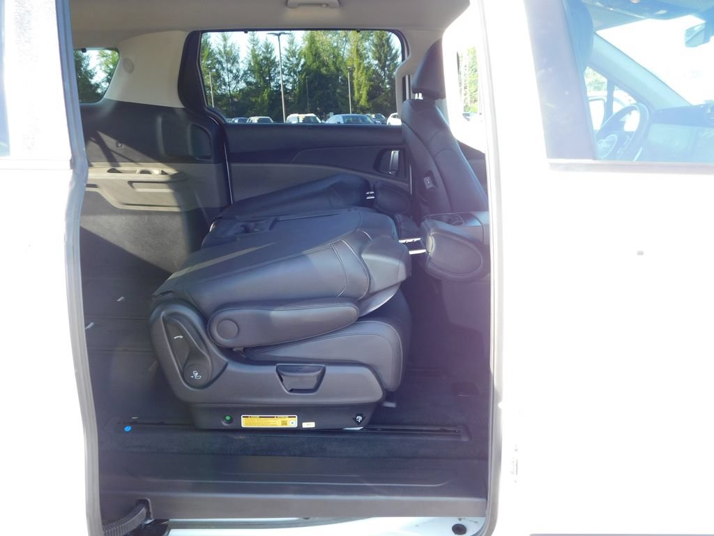 Used 2025 Kia Carnival EX FWD image 30