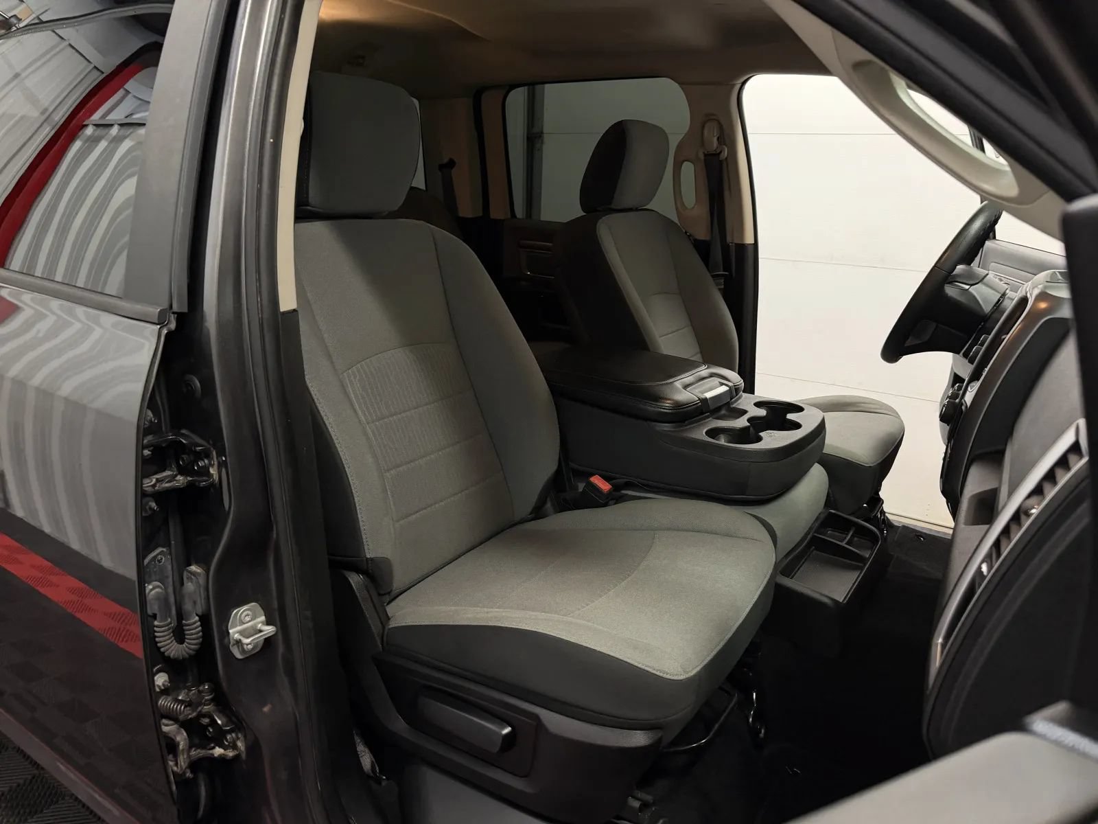 Used 2021 RAM 1500 Classic SLT AWD/4WD image 41