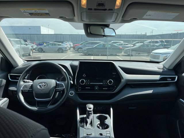 Used 2025 Toyota Highlander LE FWD image 14