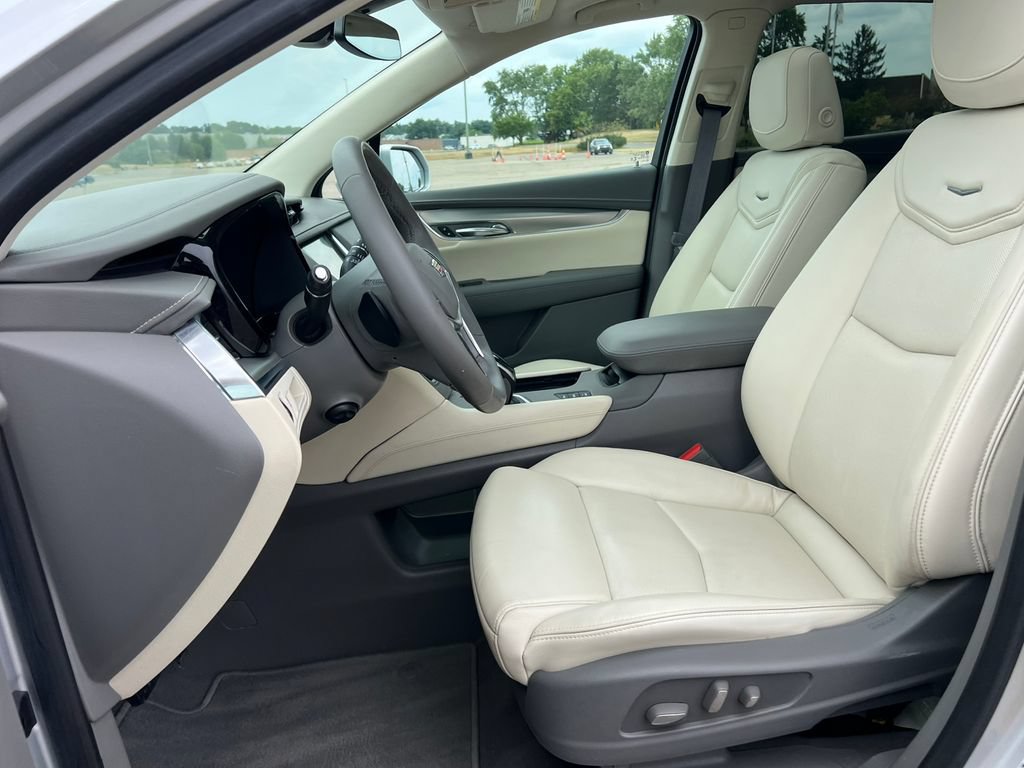 Used 2018 Cadillac XT5 Luxury w/ Driver Awareness Package AWD/4WD image 3