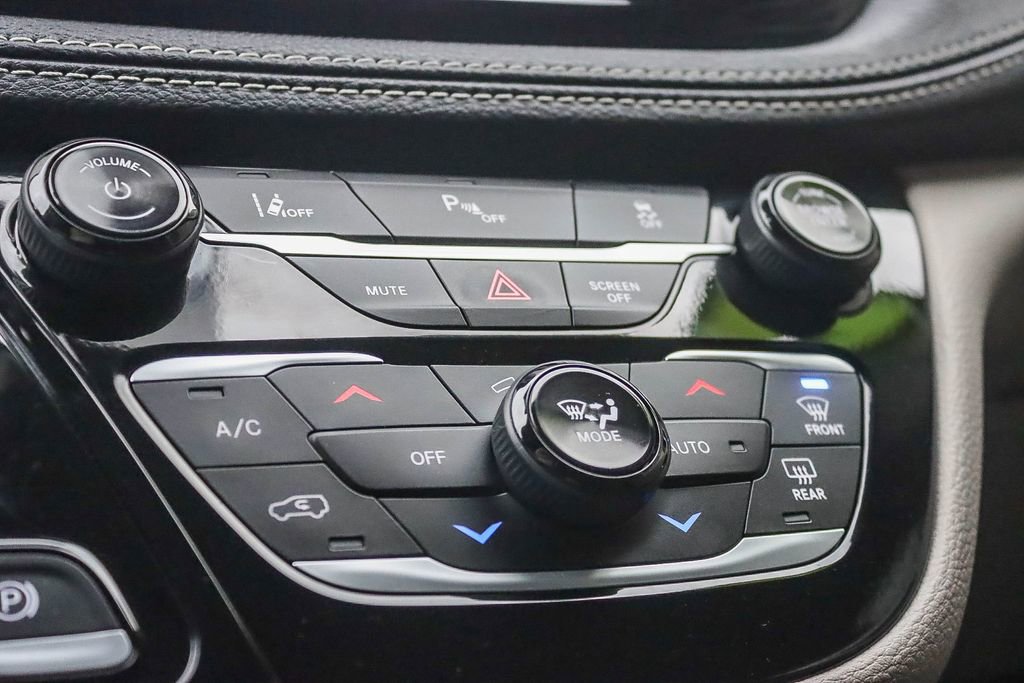 Used 2024 Chrysler Pacifica Select image 32