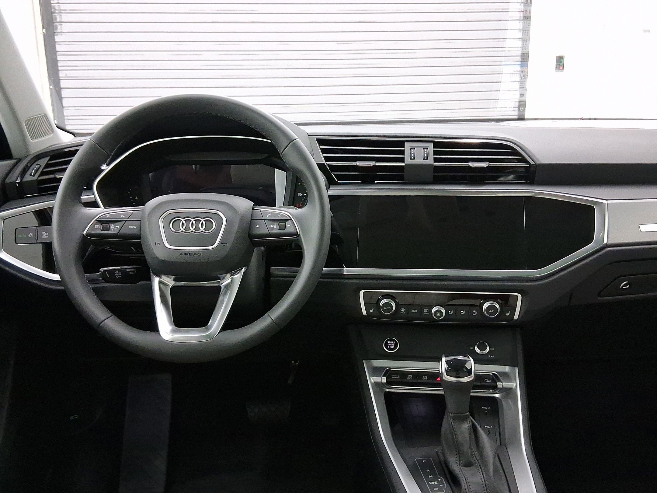 Used 2025 Audi Q3 2.0T Premium w/ Convenience Package image 4