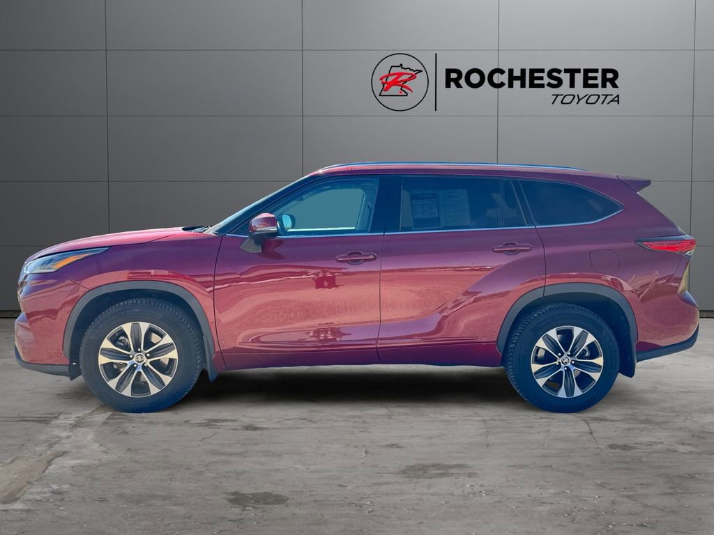 Used 2021 Toyota Highlander XLE AWD/4WD image 2