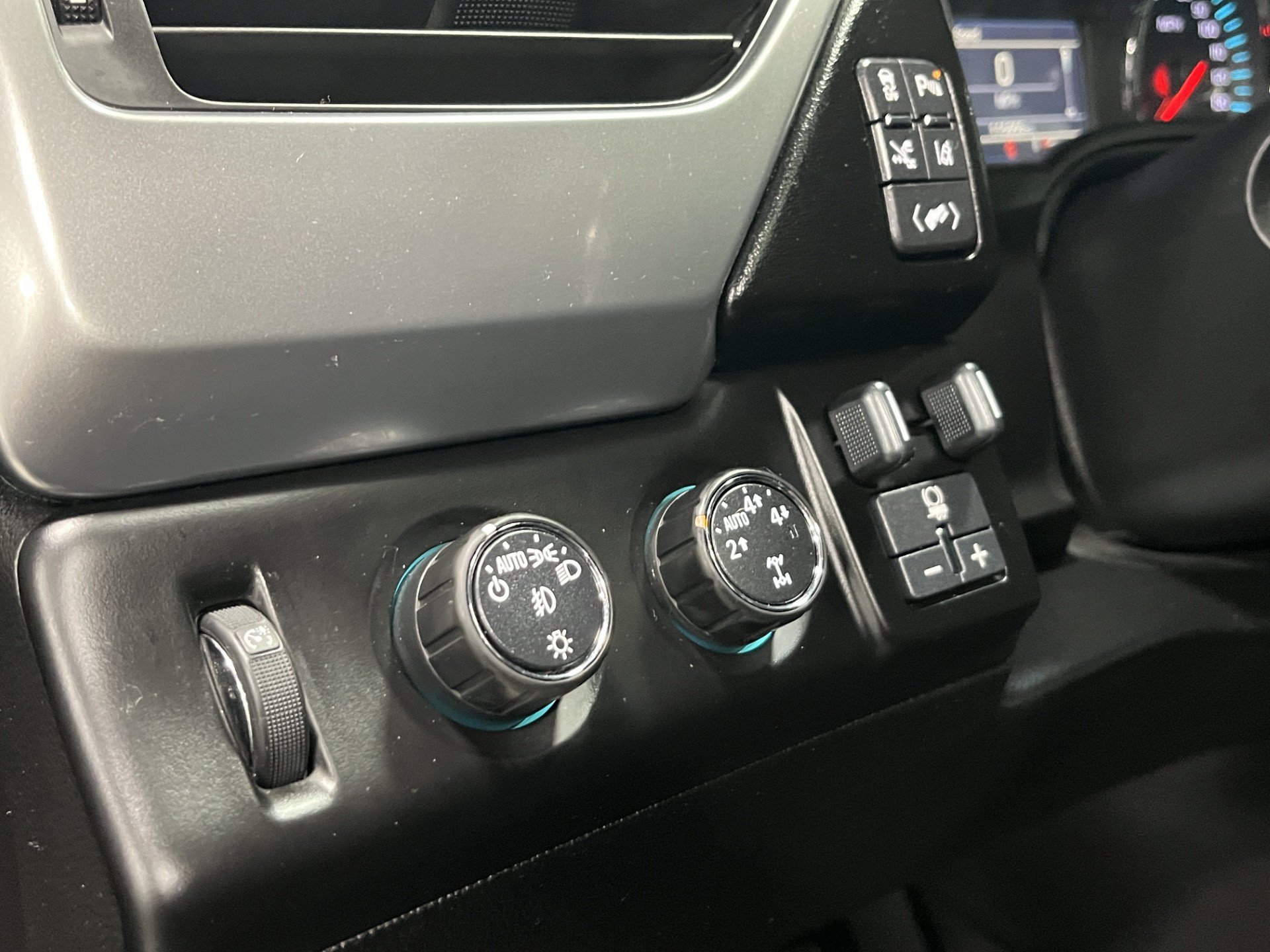 Used 2015 Chevrolet Suburban LTZ AWD/4WD image 15