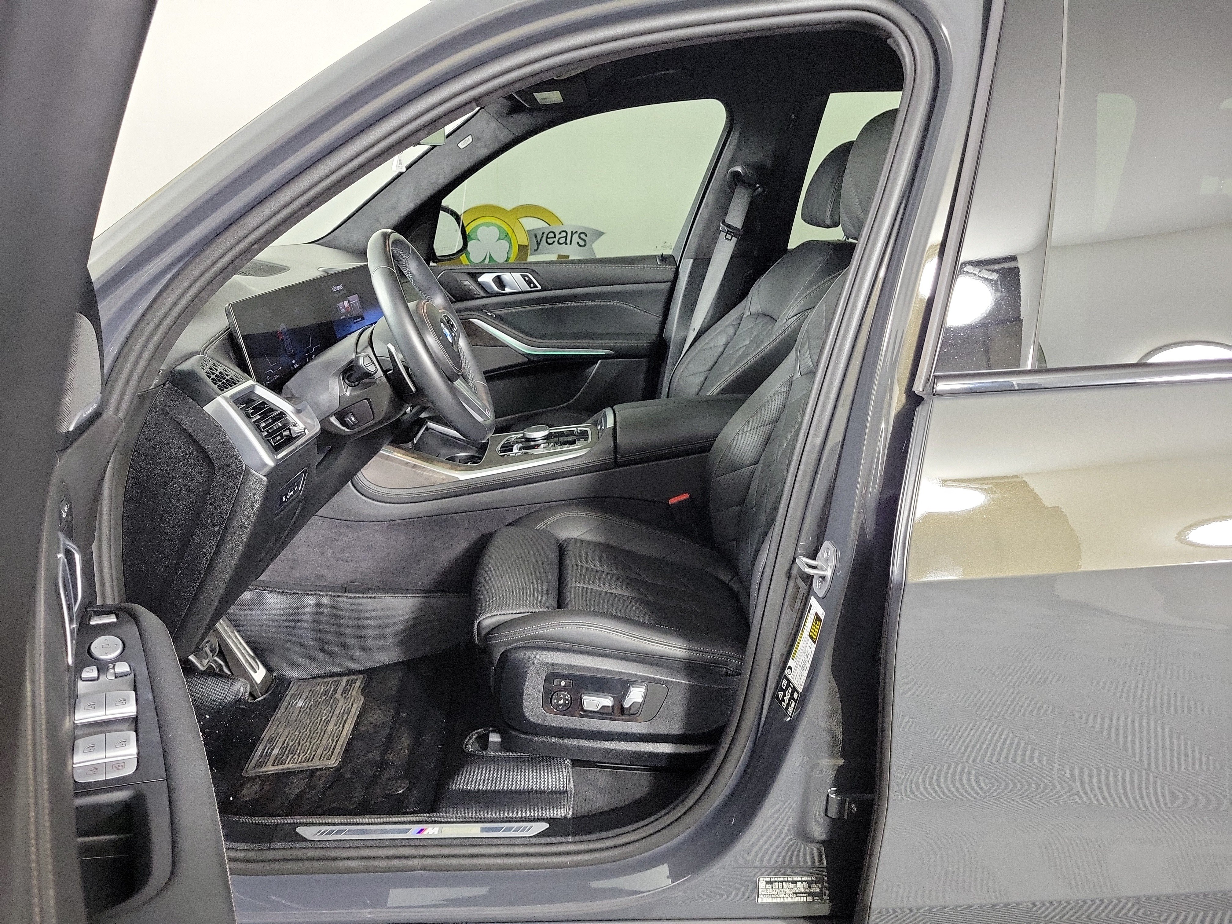 Used 2024 BMW X7 xDrive40i w/ M Sport Package AWD/4WD image 5