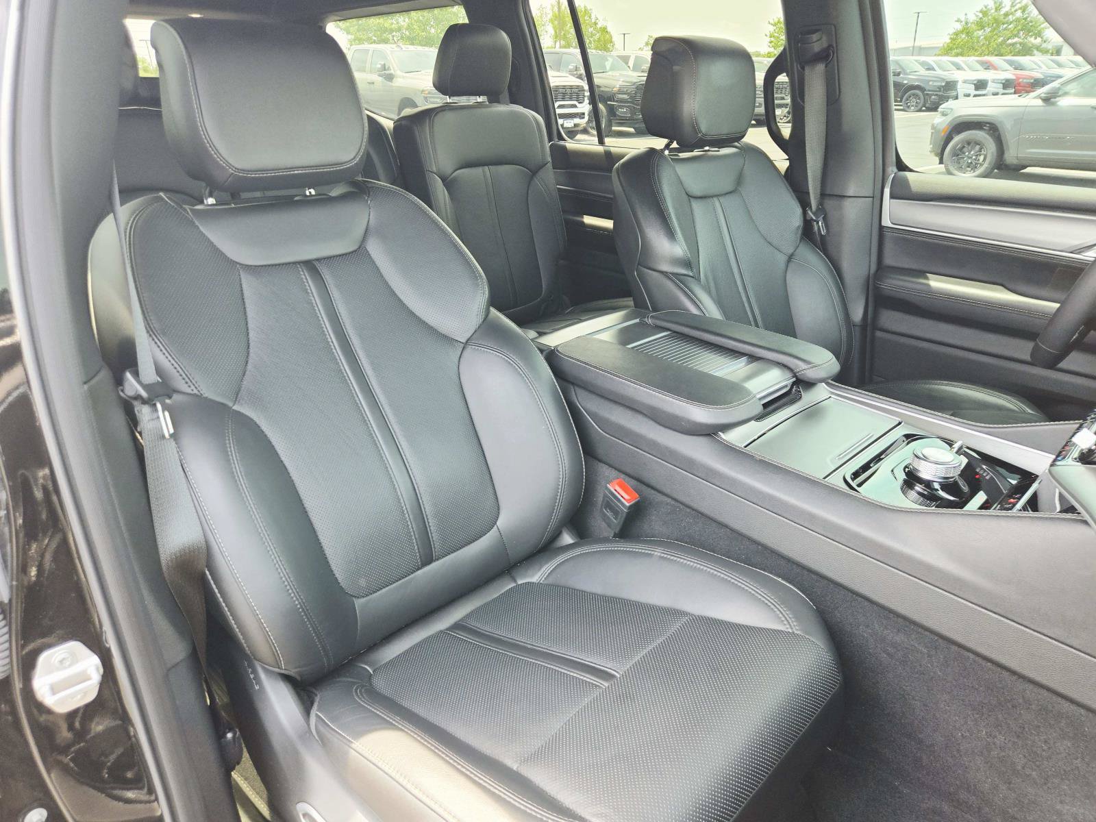 Used 2025 Jeep Wagoneer 4WD w/ Convenience Group I image 21
