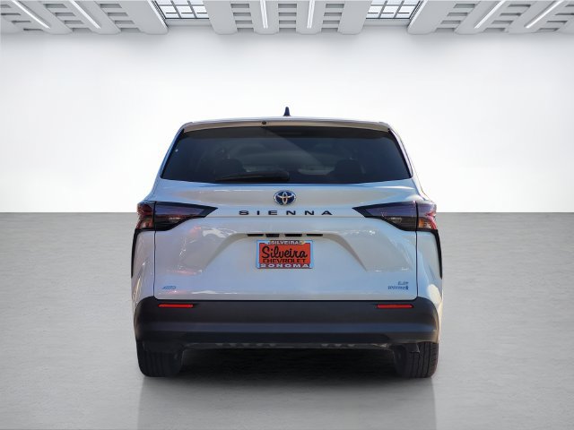 Used 2024 Toyota Sienna LE AWD/4WD image 5