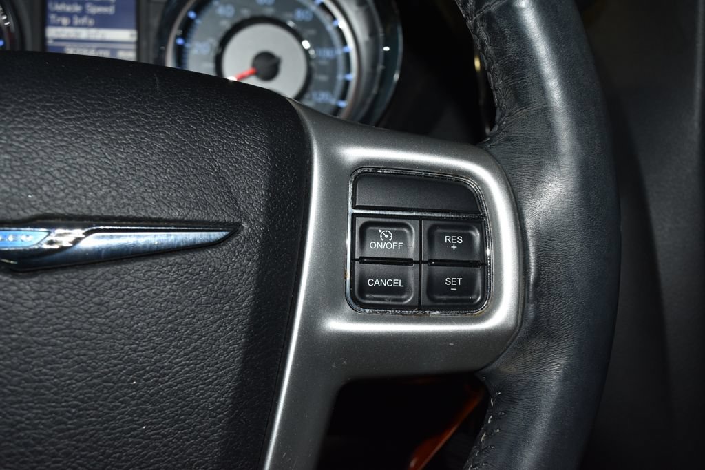 Used 2016 Chrysler Town & Country Touring FWD image 9