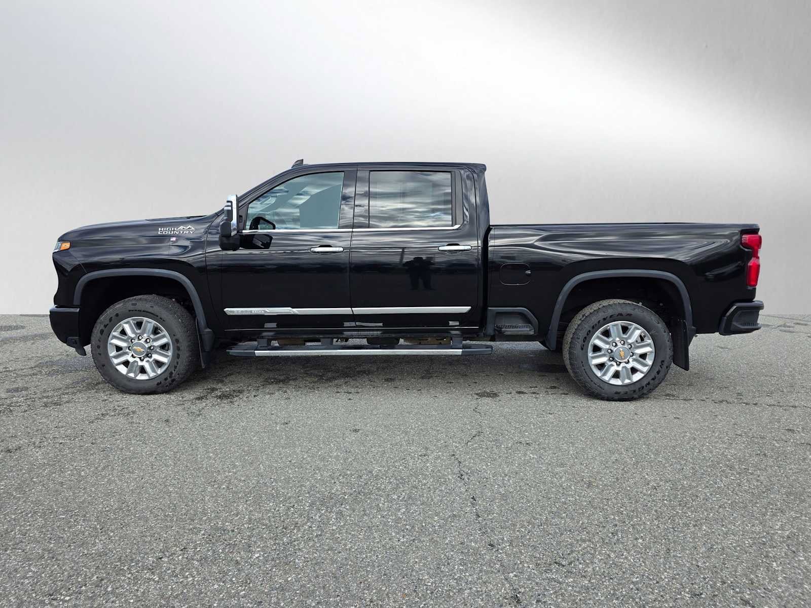 Used 2024 Chevrolet Silverado 2500 High Country w/ High Country Premium Package AWD/4WD image 6