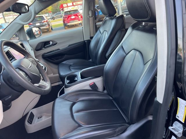 Used 2023 Chrysler Pacifica Touring-L image 8