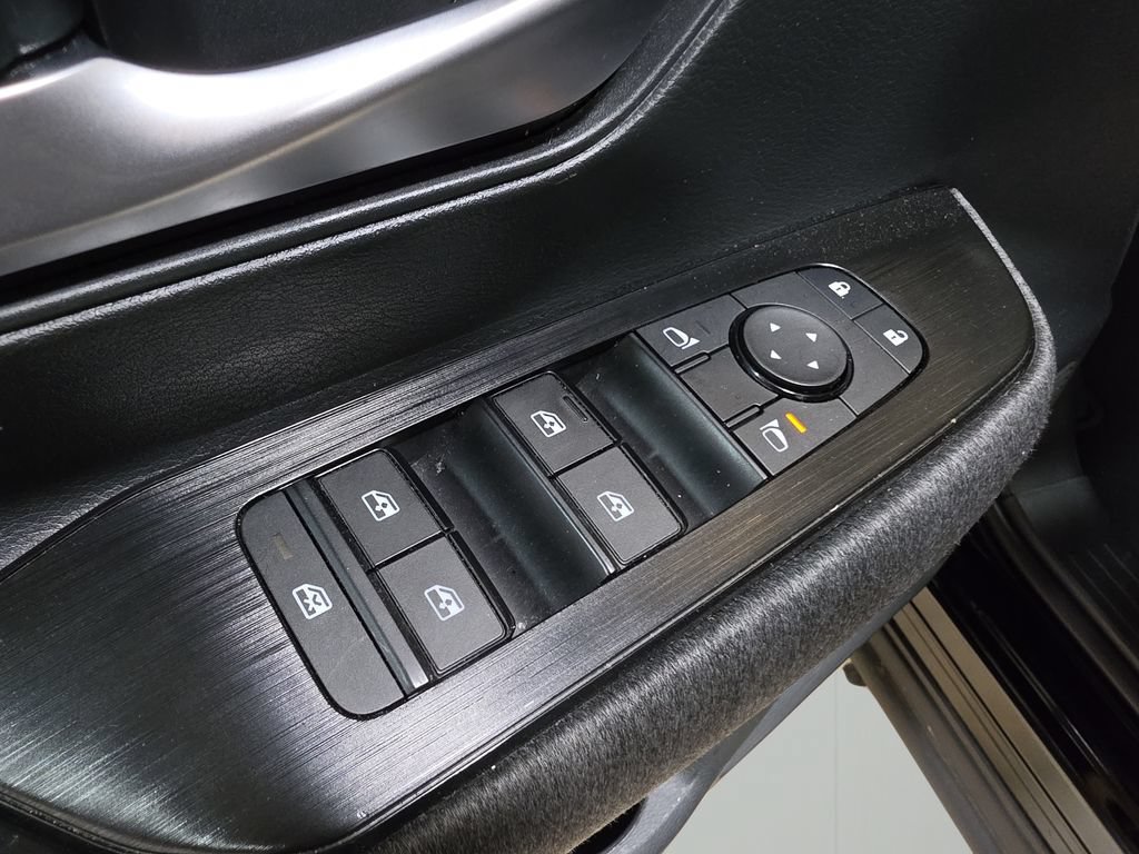 Used 2025 Nissan Kicks SV AWD/4WD image 14