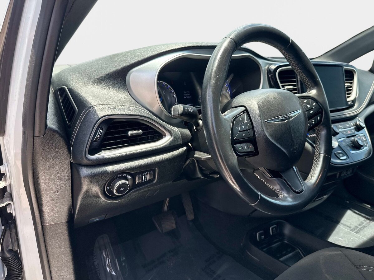 Used 2021 Chrysler Pacifica Touring w/ S Appearance Package FWD image 17