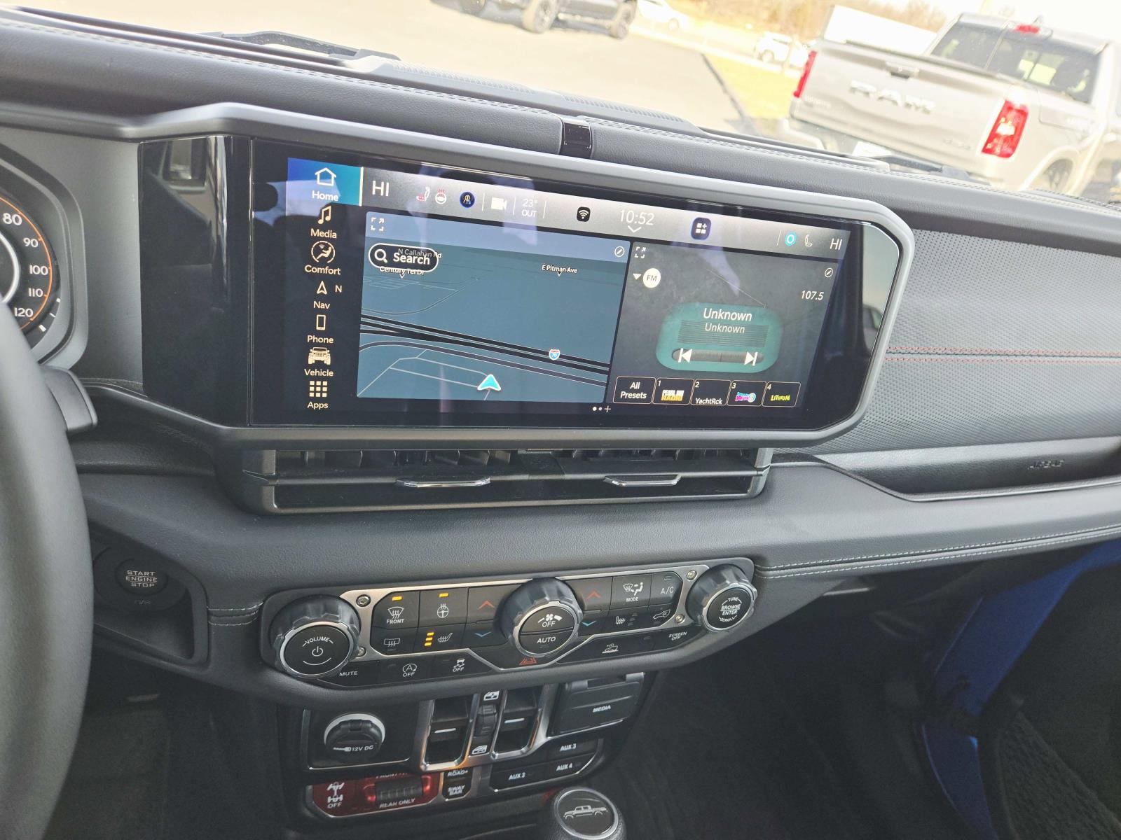 Used 2024 Jeep Gladiator Rubicon w/ Technology Group image 29