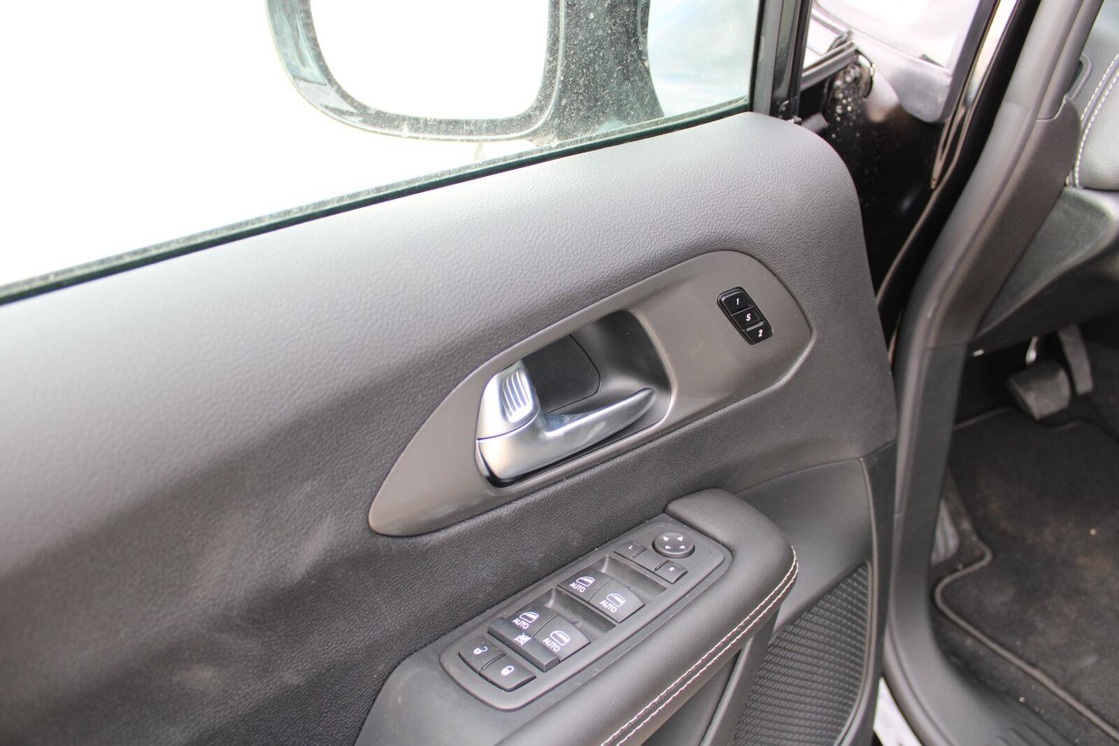 New 2026 Chrysler Pacifica Select FWD image 11