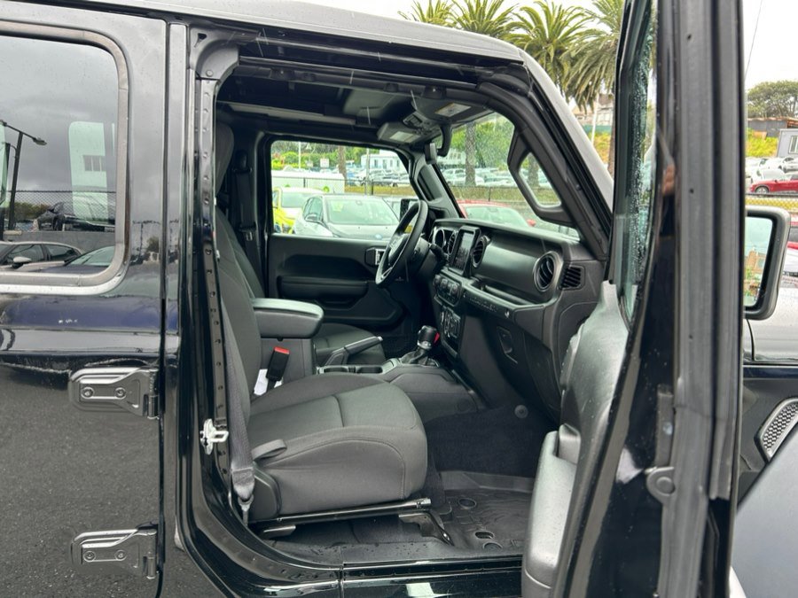 Used 2023 Jeep Wrangler Unlimited w/ Sun & Screen Package AWD/4WD image 44