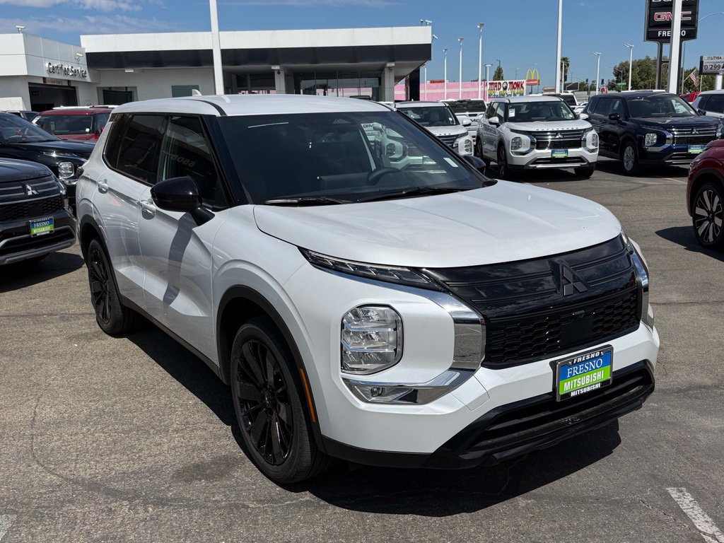 New 2026 Mitsubishi Outlander LE FWD image 2
