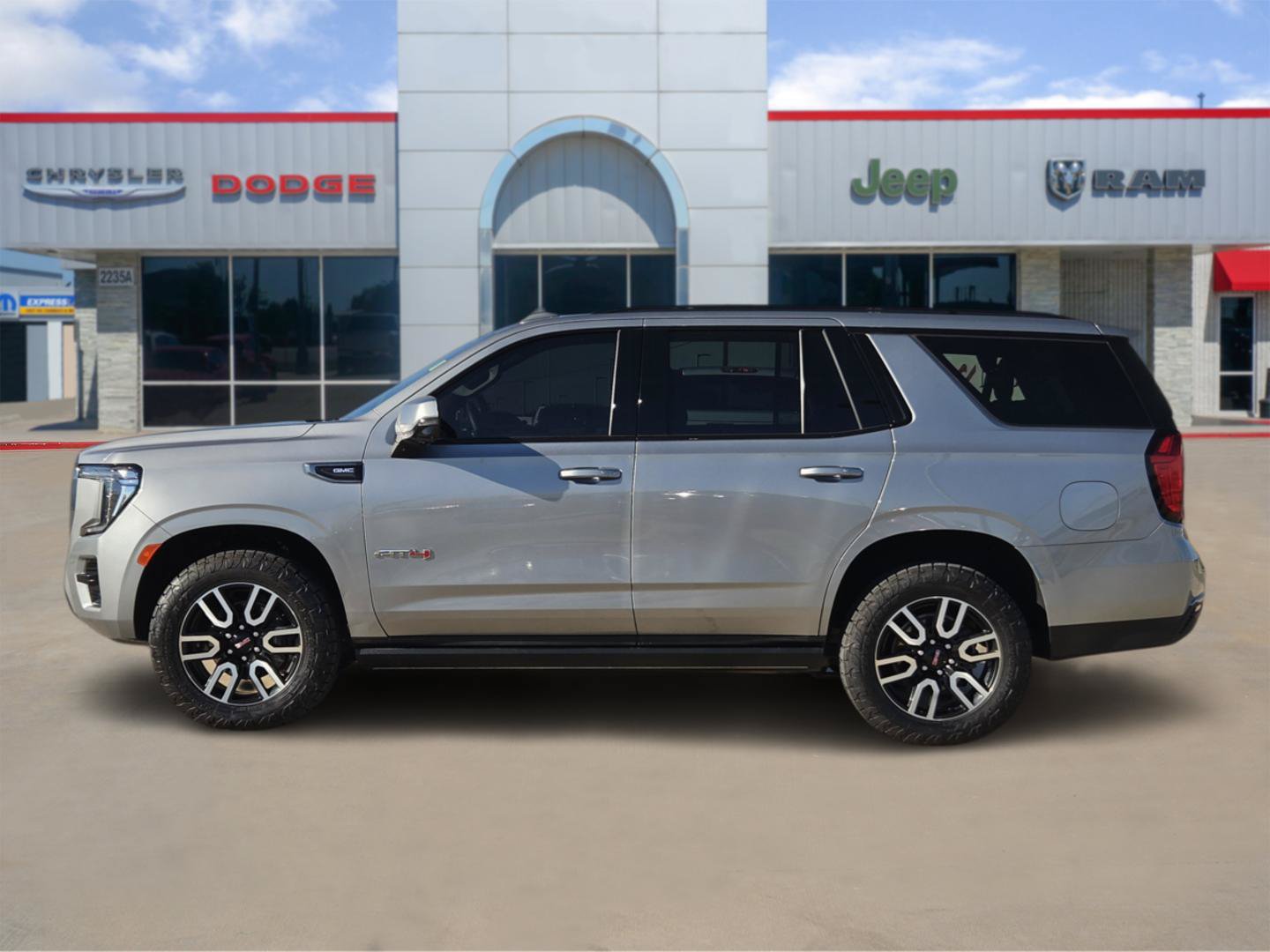 Used 2024 GMC Yukon AT4 AWD/4WD image 3